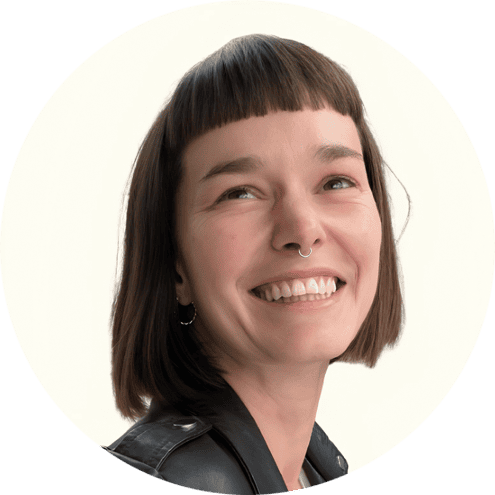 Srečna podjetnica na dogodku 500 podjetnic, ki se udeležuje mreženja in izobraževanja.